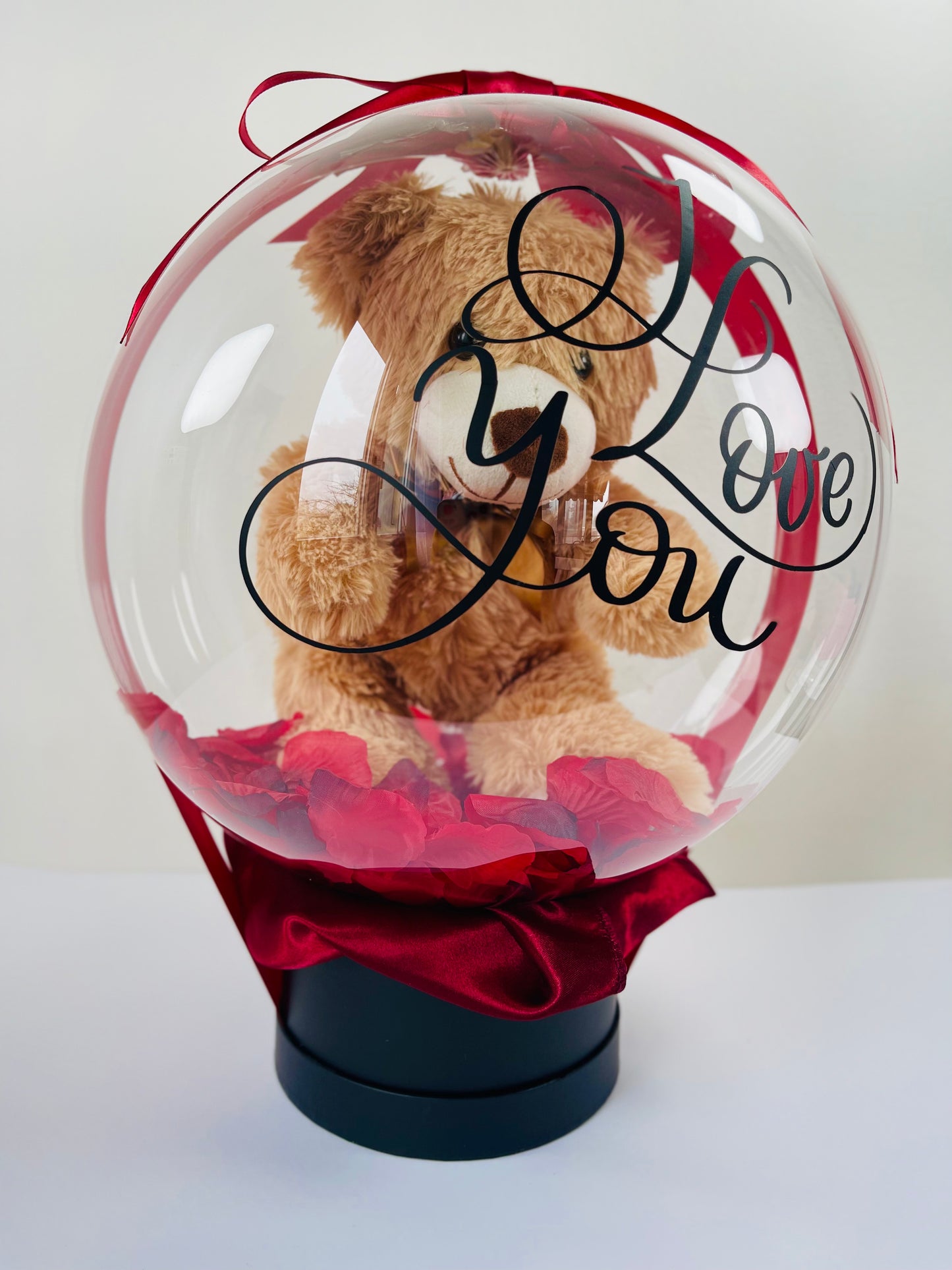 Personalisierte Geschenk-Bubble mit Kuschelbär und Rosenblättern